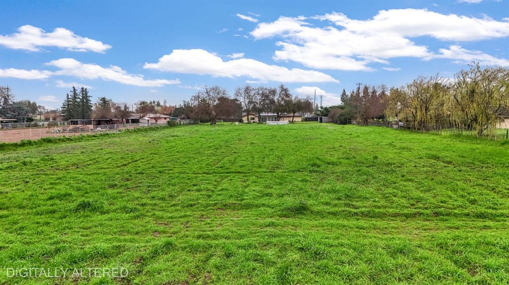 Image 2 of property listing at 2203 N Cornelia Avenue, Fresno, CA 93722