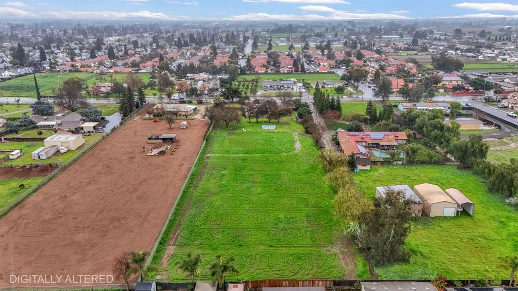 Image 3 of property listing at 2203 N Cornelia Avenue, Fresno, CA 93722