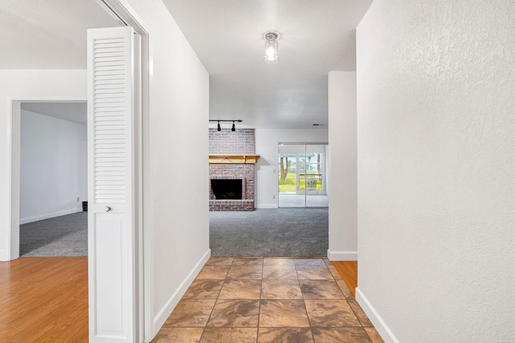 Image 6 of property listing at 2203 N Cornelia Avenue, Fresno, CA 93722