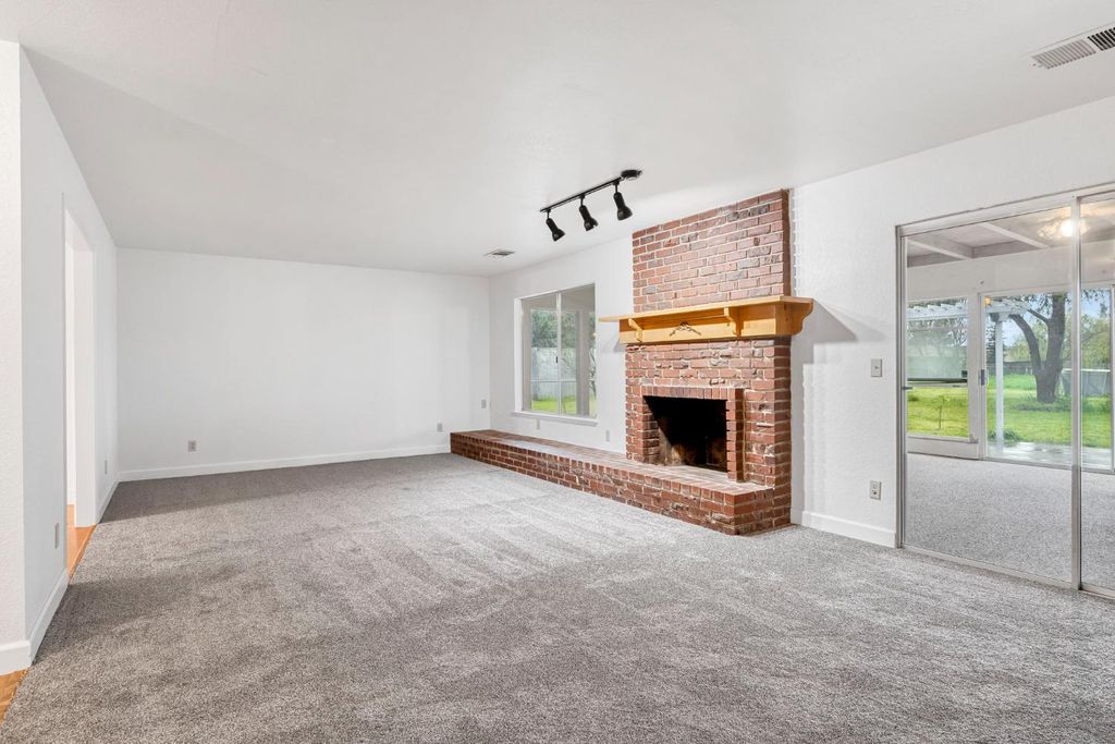 Image 9 of property listing at 2203 N Cornelia Avenue, Fresno, CA 93722