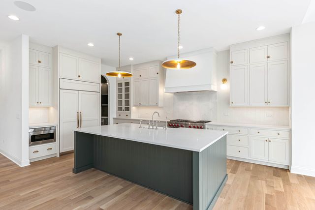 660 N Eagle Street, Naperville, IL 60563