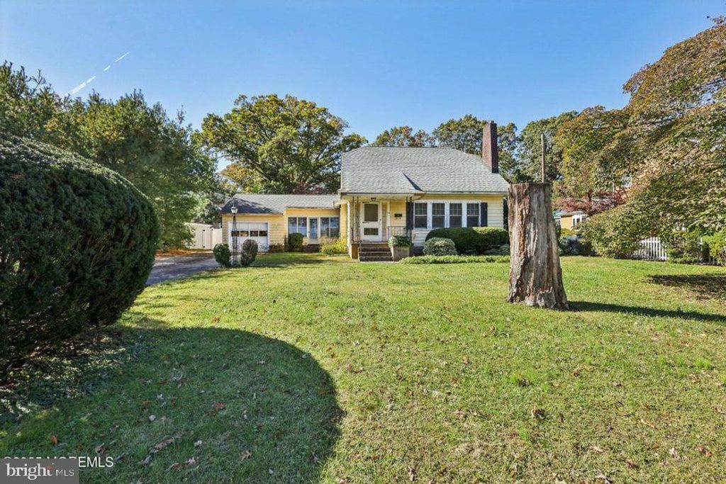 16 DICKINSON AVE, Toms River, NJ 08753