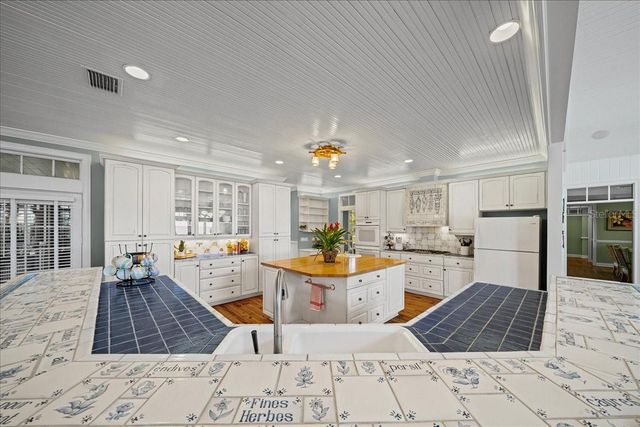 1200 PENINSULA DRIVE, Tavares, FL 32778