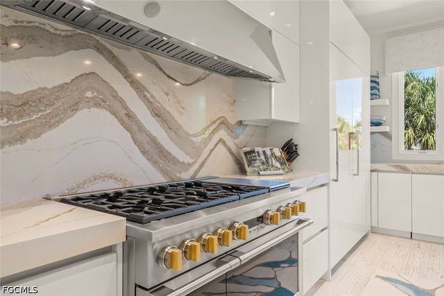 545 Lighthouse WAY, Sanibel, FL 33957