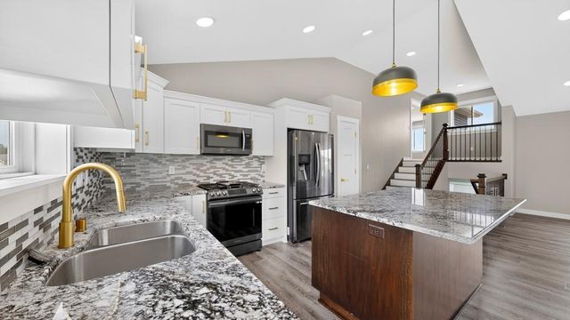 886 Portsmith Drive NW, Rochester, MN 55901