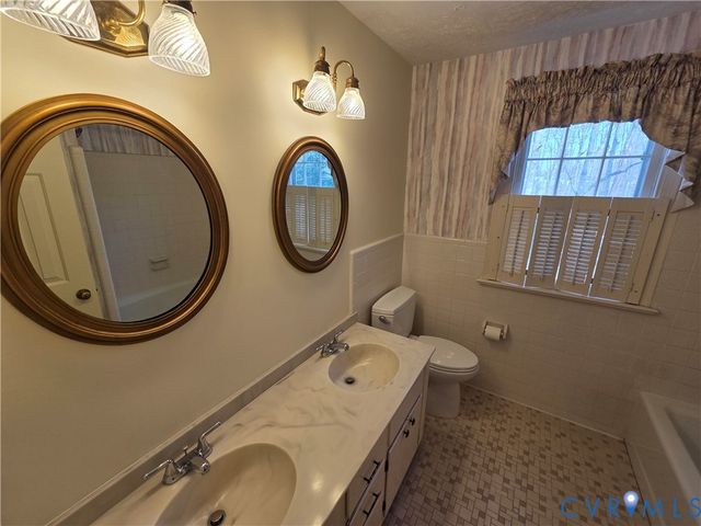 621 Blakeston Dr, North Chesterfield, VA 23236