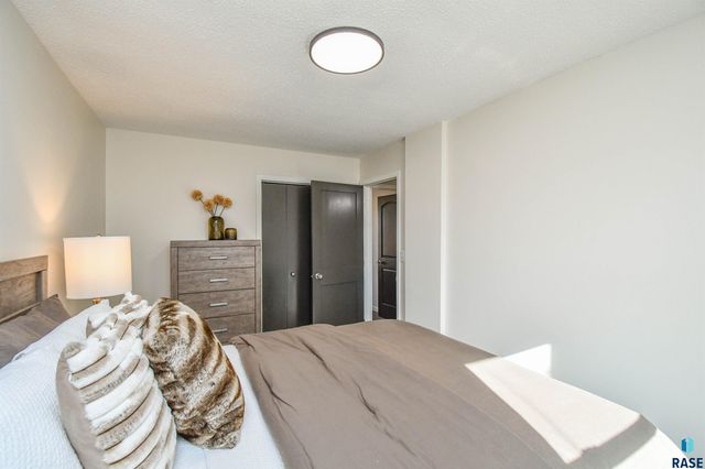 2109 E 1st St Street, Sioux Falls, SD 57103