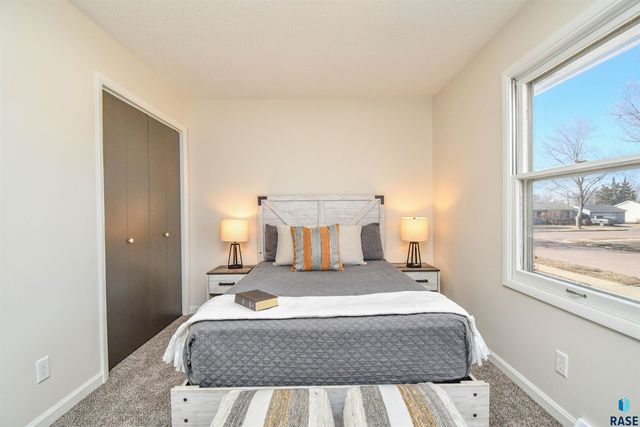 2109 E 1st St Street, Sioux Falls, SD 57103