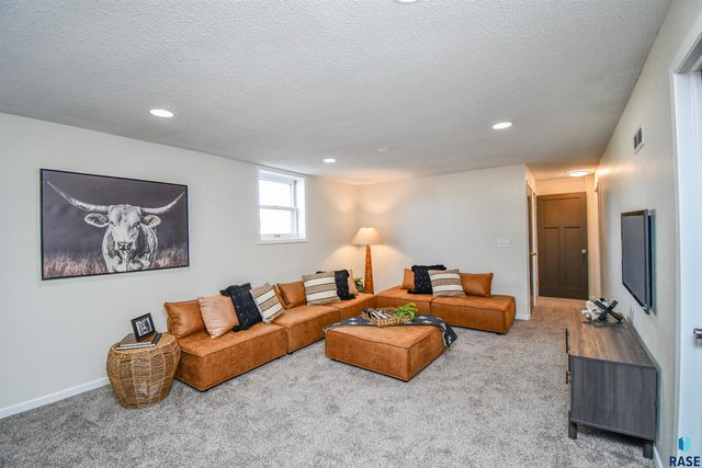 2109 E 1st St Street, Sioux Falls, SD 57103