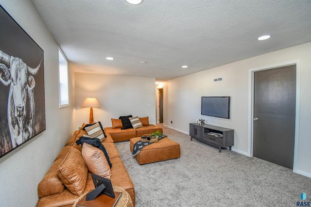 2109 E 1st St Street, Sioux Falls, SD 57103