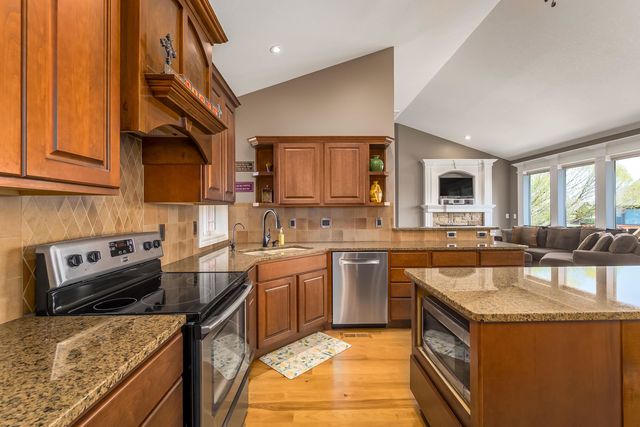 542 S Fawnwood CT, Wichita, KS 67235