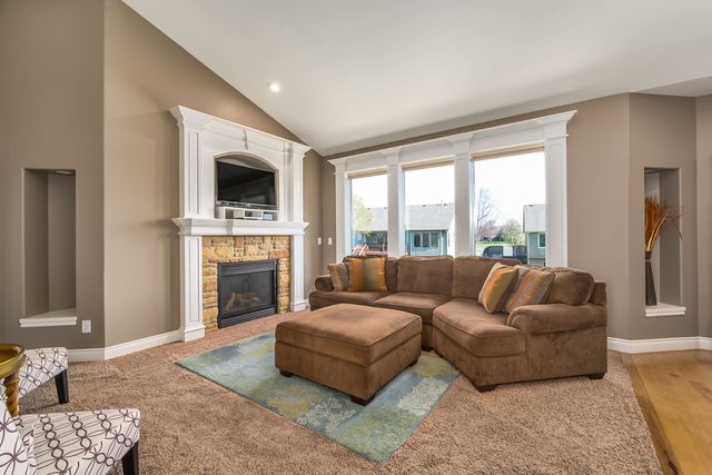 542 S Fawnwood CT, Wichita, KS 67235