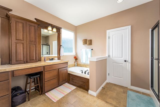 542 S Fawnwood CT, Wichita, KS 67235