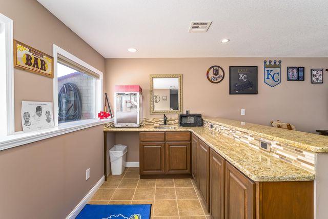 542 S Fawnwood CT, Wichita, KS 67235