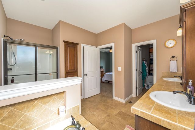 542 S Fawnwood CT, Wichita, KS 67235