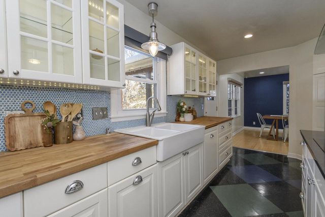 902 Lake DRIVE, South Milwaukee, WI 53172