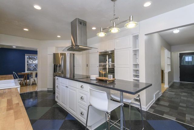 902 Lake DRIVE, South Milwaukee, WI 53172