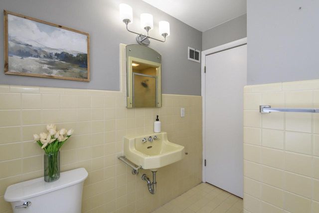 902 Lake DRIVE, South Milwaukee, WI 53172