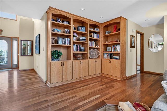 690 Ridge View Lane, Oregon, WI 53575