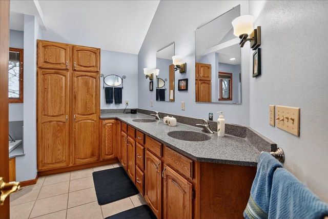 690 Ridge View Lane, Oregon, WI 53575