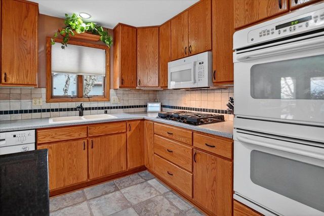 690 Ridge View Lane, Oregon, WI 53575