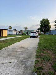 33 Poinsettia DR, Fort Myers, FL 33905