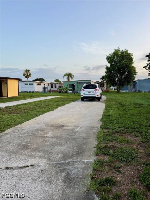 33 Poinsettia DR, Fort Myers, FL 33905