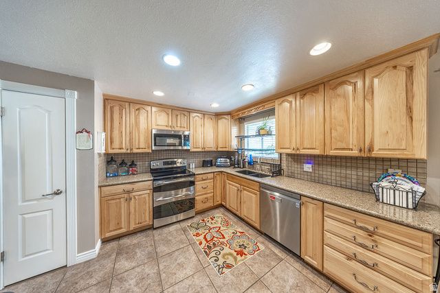 1170 THORNFIELD RD, Kaysville, UT 84037