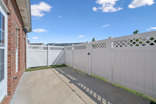 208 Northcrest Commons Cir, Nashville, TN 37211