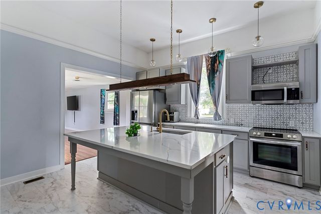 166 Wright Ave, Colonial Heights, VA 23834
