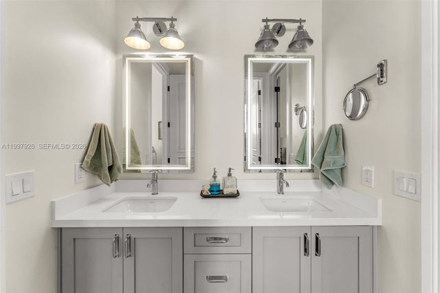 8111 SW 178th St, Palmetto Bay, FL 33157