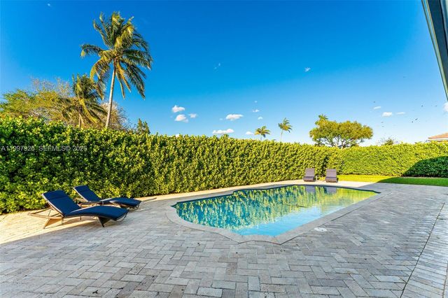 8111 SW 178th St, Palmetto Bay, FL 33157