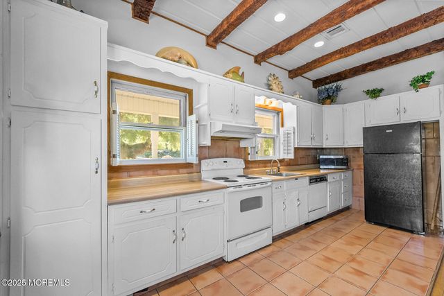 18 Schoolhouse Road, Cream Ridge, NJ 08514