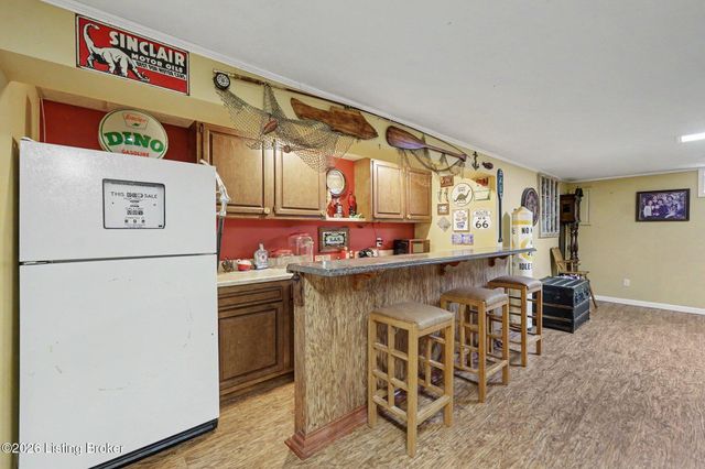 10207 Eve Dr, Louisville, KY 40272