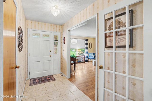 10207 Eve Dr, Louisville, KY 40272