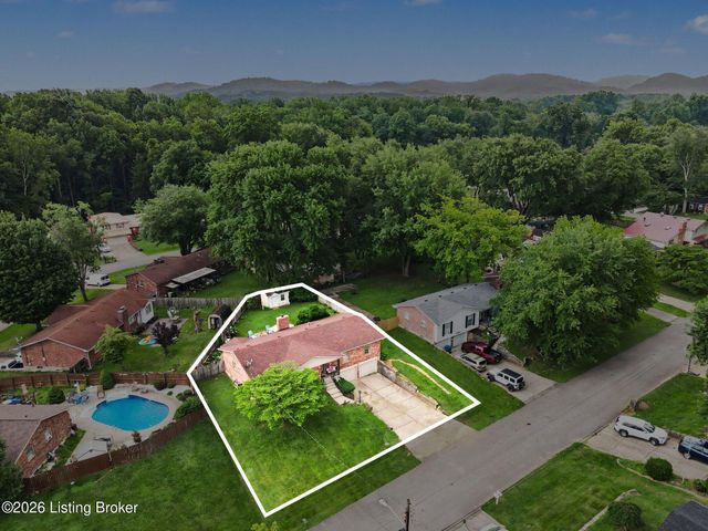 10207 Eve Dr, Louisville, KY 40272