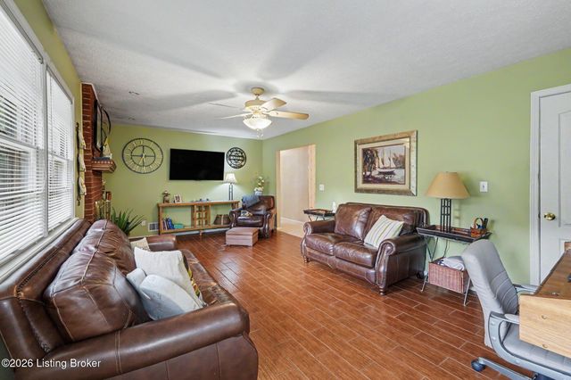 10207 Eve Dr, Louisville, KY 40272