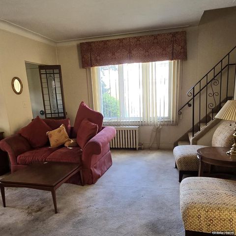 169 Bixley Heath, Lynbrook, NY 11563