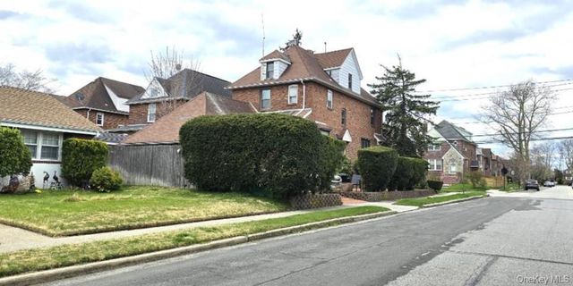 169 Bixley Heath, Lynbrook, NY 11563