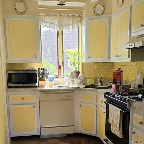 169 Bixley Heath, Lynbrook, NY 11563