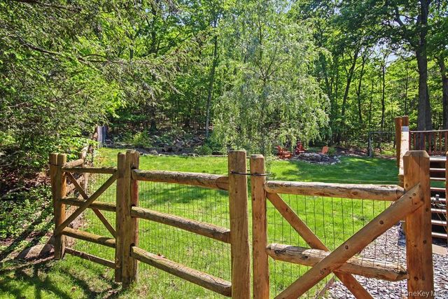 33 Cimarron Road, Putnam Valley, NY 10579