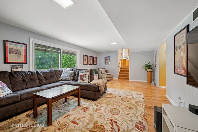 1239 Cambridge Court, Highland Park, IL 60035