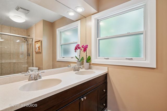 1239 Cambridge Court, Highland Park, IL 60035