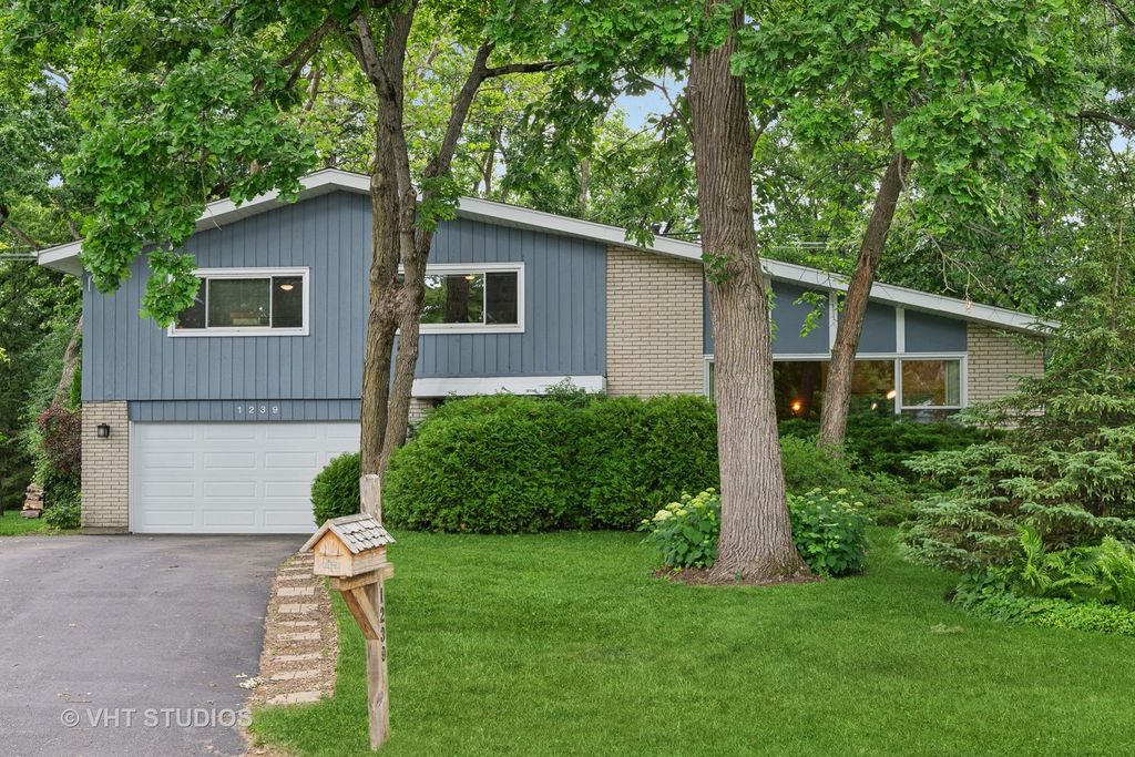 1239 Cambridge Court, Highland Park, IL 60035