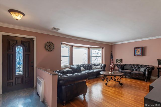 97 Gilmar Lane, Roslyn Heights, NY 11577