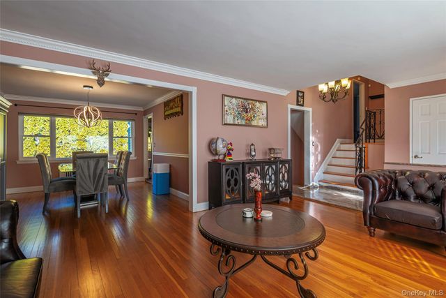 97 Gilmar Lane, Roslyn Heights, NY 11577