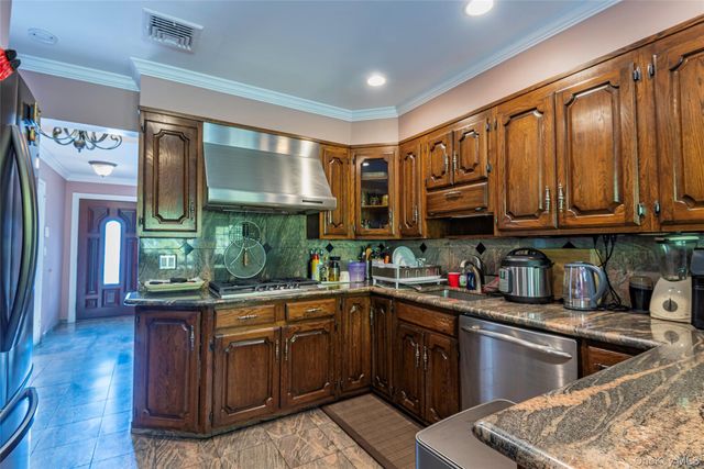 97 Gilmar Lane, Roslyn Heights, NY 11577