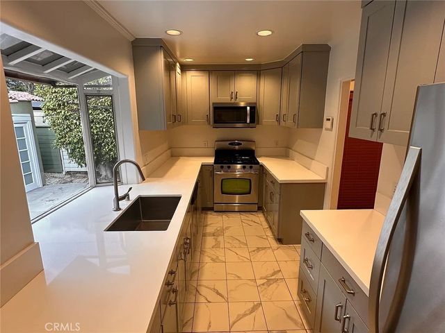 1023 S Stanley Avenue, Los Angeles, CA 90019