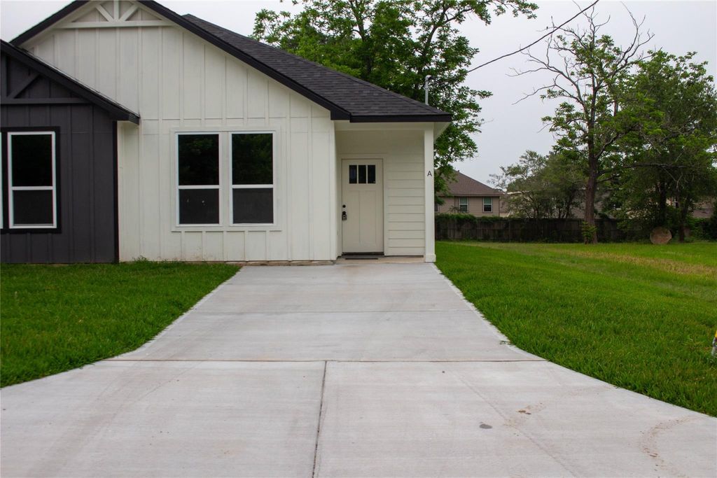 106 Runnels Street A, Willis, TX 77378