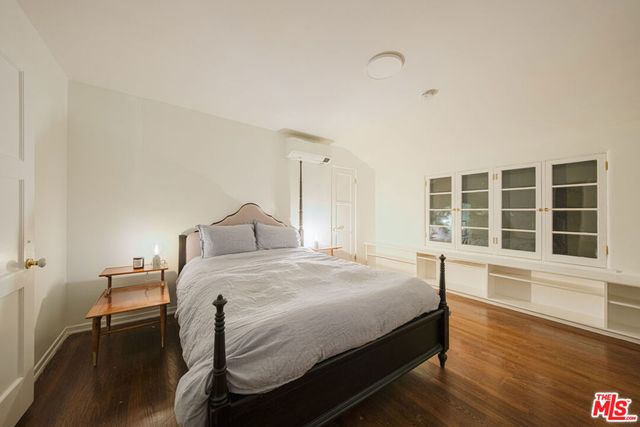 3015 N Beachwood Drive, Los Angeles, CA 90068